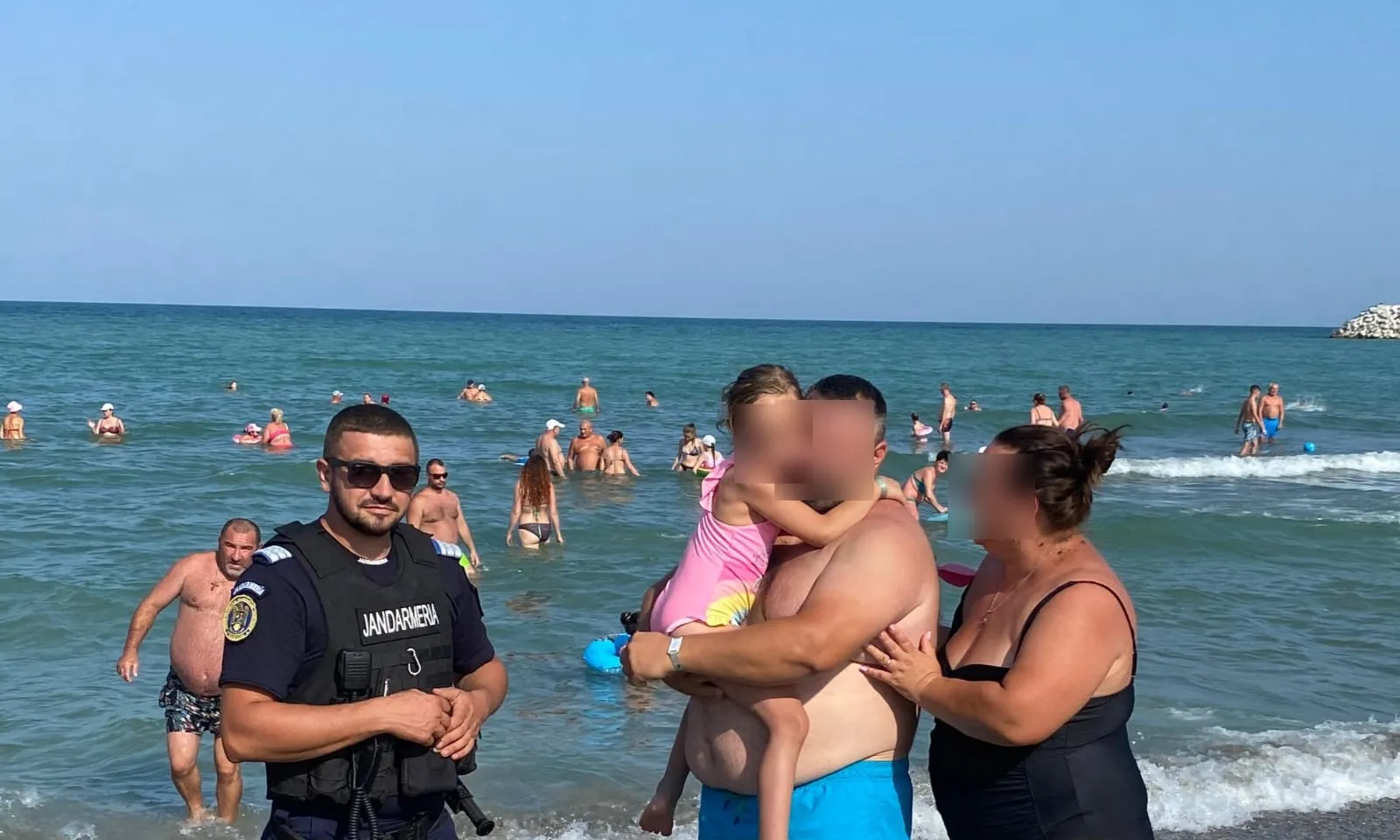 O fetiță de 5 ani, rătăcită pe plaja din Saturn, a fost găsită de jandarmi