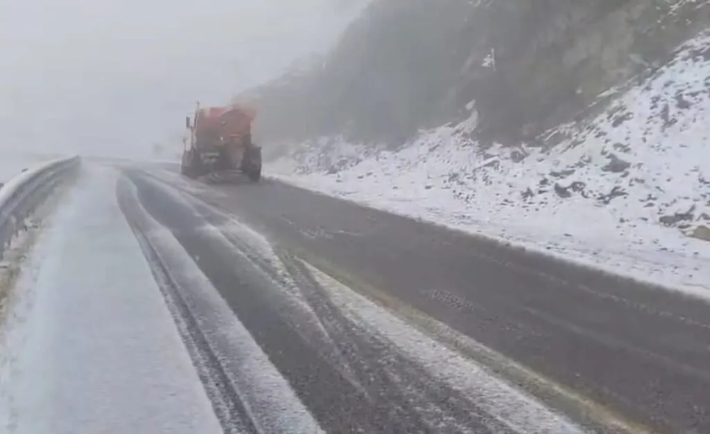 A venit iarna la munte. Drumuri ninse și utilaje de deszăpezire la lucru (FOTO)  – foto 3