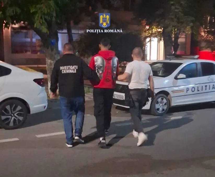 Scandal la Ostrov. Trei bărbați reținuți după ce au bătut un tânăr în fața unui local