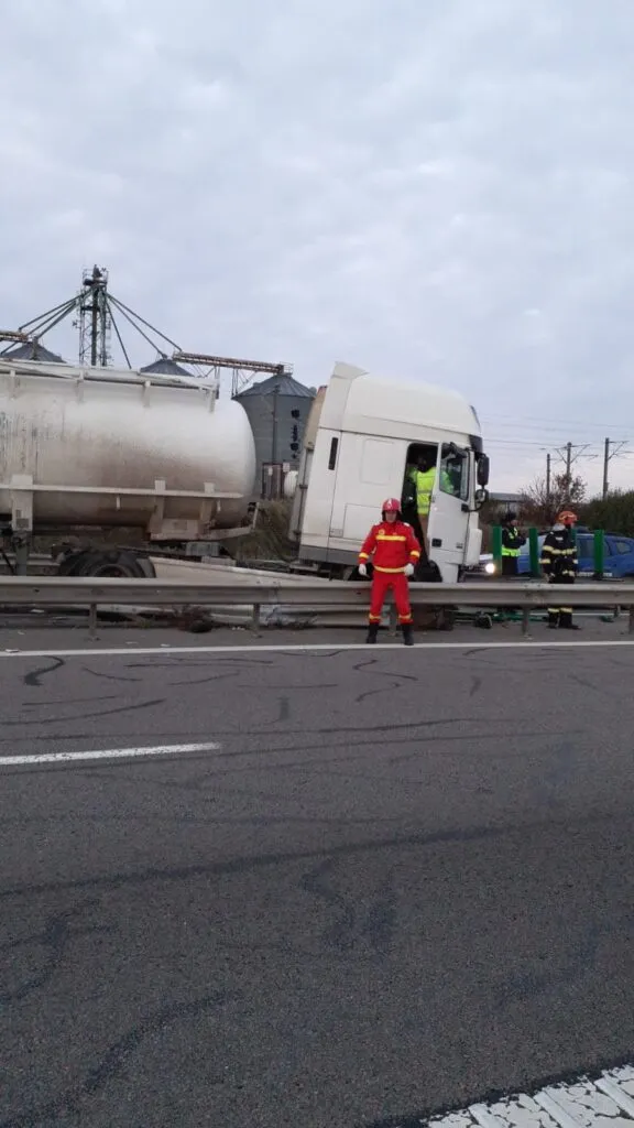 Autocisternă intrată în parapet, pe A2 – foto 2
