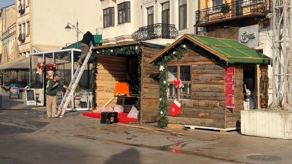 Astăzi se deschide Târgul de Crăciun din Piața Ovidiu. Pregătirile, pe ultima sută de metri – foto 4