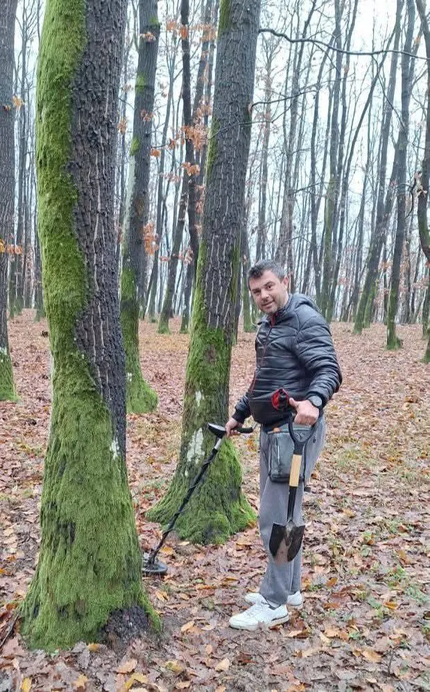Brăţari din aur vechi de trei milenii, descoperite cu ajutorul unui detector de metale, într-o pădure din Gorj (FOTO) – foto 2