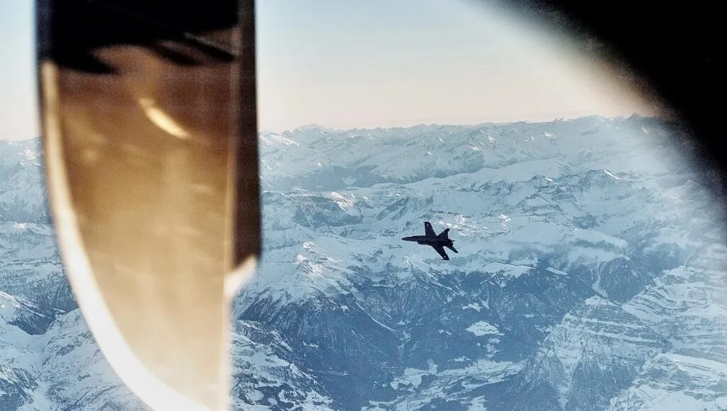 Nicuşor Dan şi delegaţia oficială au ajuns la Bucureşti. Aeronava, escortată de două F-18 în Elveţia – foto 3