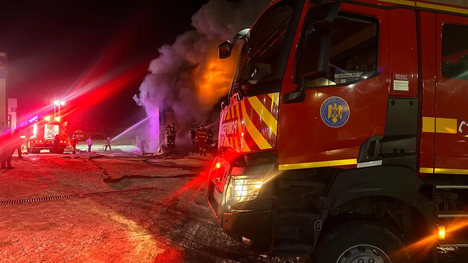 Incendiu de proporții la o tinichigerie auto din municipiul Tulcea