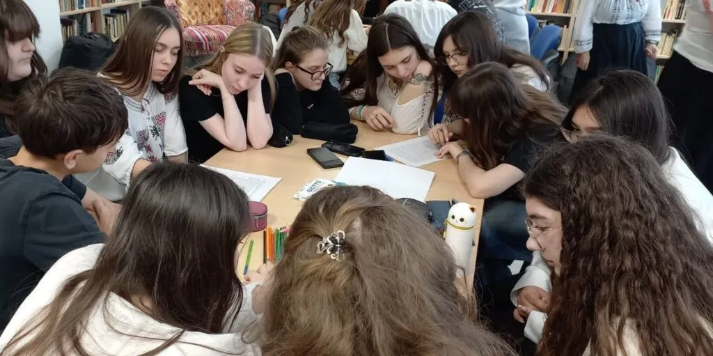 “Iubirea se scrie în versuri” – activitate dedicată adolescenților, cu ocazia sărbătorii de Dragobete – foto 5