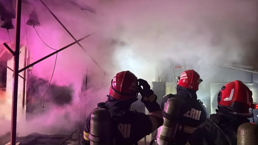 Incendiu la capela unei biserici, în Tulcea (FOTO) – foto 4