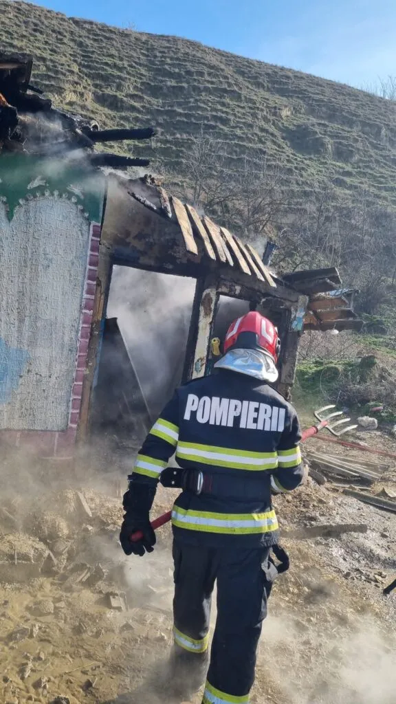 Intervenție a pompierilor în Ostrov. Locuință distrusă de foc – foto 5