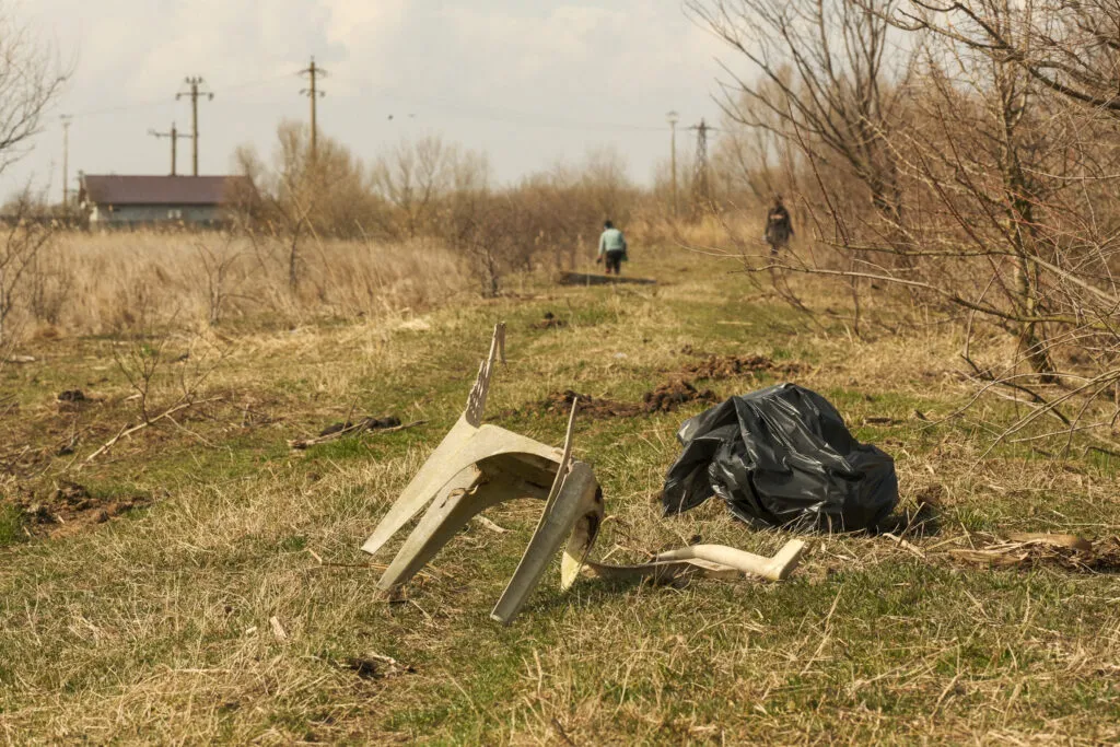 Acțiune de igienizare la Sulina: O tonă de deșeuri, adunată într-o zi (FOTO) – foto 3