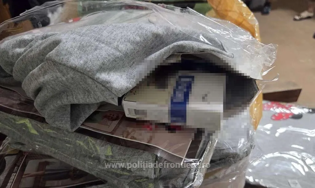 Peste 10.000 de ţigarete ascunse printre pijamele. Tutunul, descoperit la graniță, în zona Vama Veche – foto 3