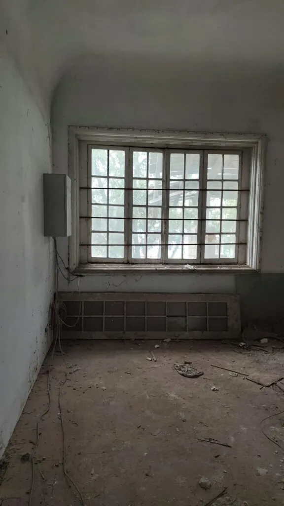 Vila Regală din Mamaia, în stare tot mai avansată de degradare. Încă o bucată de tavan s-a prăbușit (FOTO) – foto 9