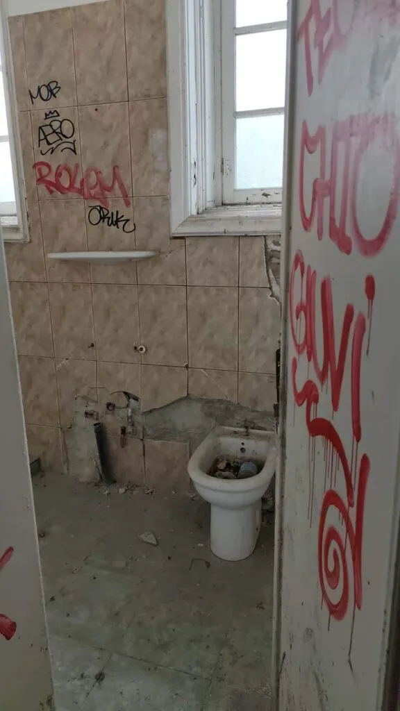 Vila Regală din Mamaia, în stare tot mai avansată de degradare. Încă o bucată de tavan s-a prăbușit (FOTO) – foto 11