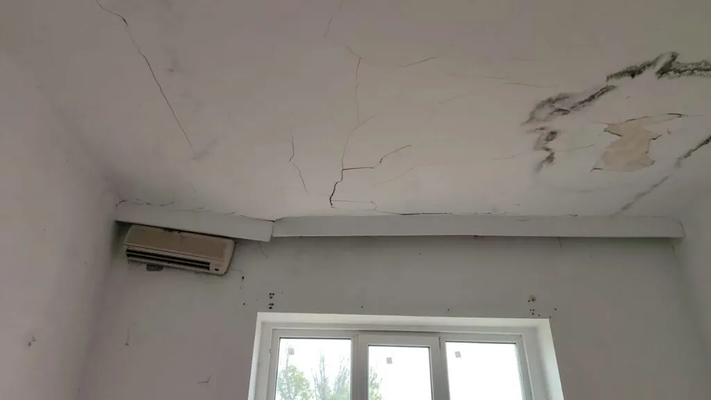 Vila Regală din Mamaia, în stare tot mai avansată de degradare. Încă o bucată de tavan s-a prăbușit (FOTO) – foto 3