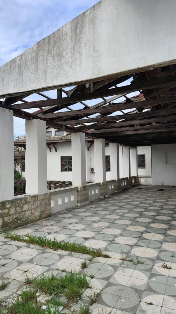 Vila Regală din Mamaia, în stare tot mai avansată de degradare. Încă o bucată de tavan s-a prăbușit (FOTO) – foto 4
