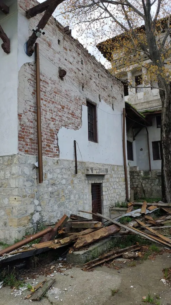 Vila Regală din Mamaia, în stare tot mai avansată de degradare. Încă o bucată de tavan s-a prăbușit (FOTO) – foto 6