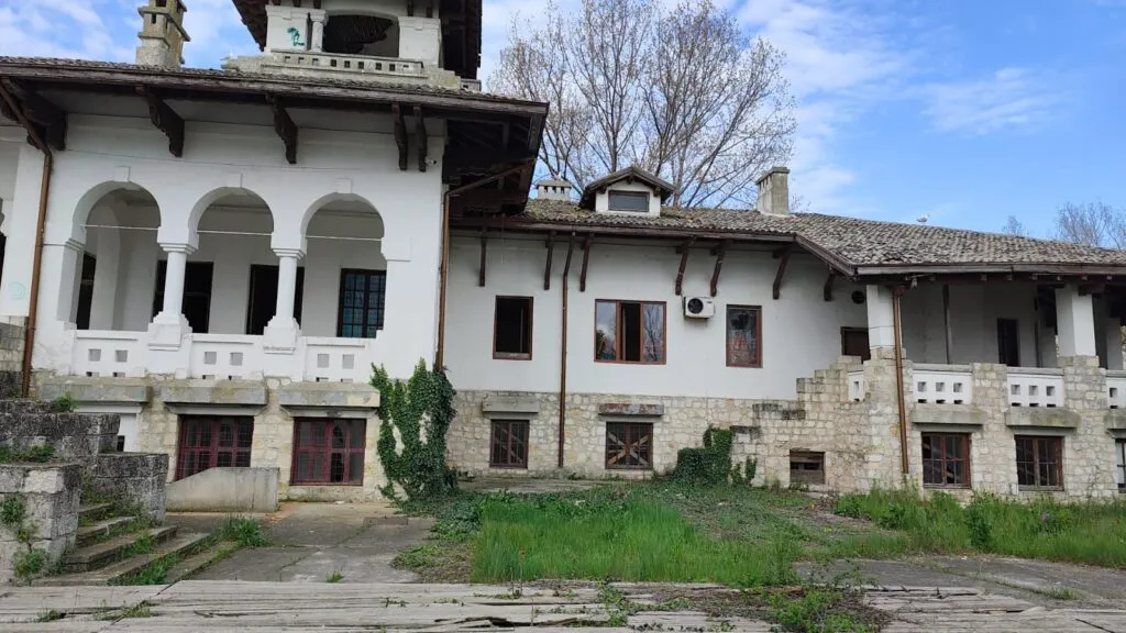 Vila Regală din Mamaia, în stare tot mai avansată de degradare. Încă o bucată de tavan s-a prăbușit (FOTO) – foto 13