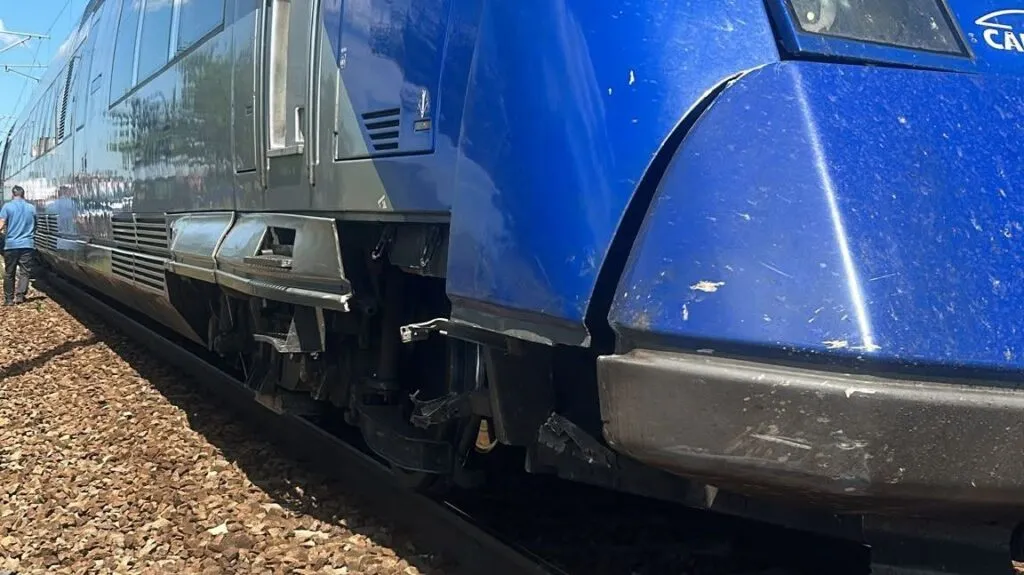 Mașină lovită de tren la Castelu (FOTO) – foto 4
