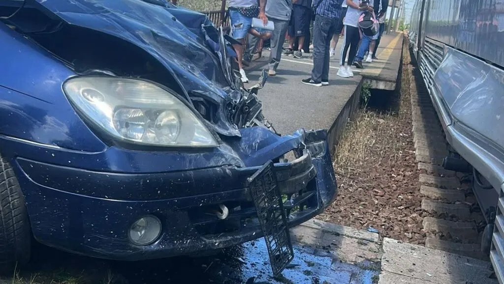 Mașină lovită de tren la Castelu (FOTO) – foto 2