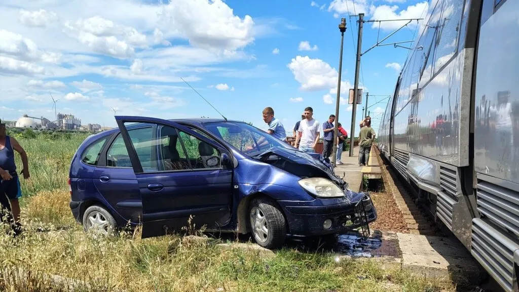 Mașină lovită de tren la Castelu (FOTO) – foto 3