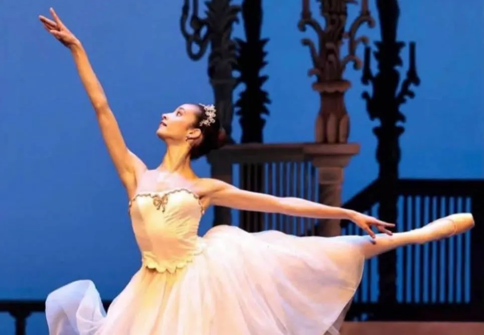 O tânără de 16 ani, prima româncă membră a corpului de balet al Operei Naționale din Paris