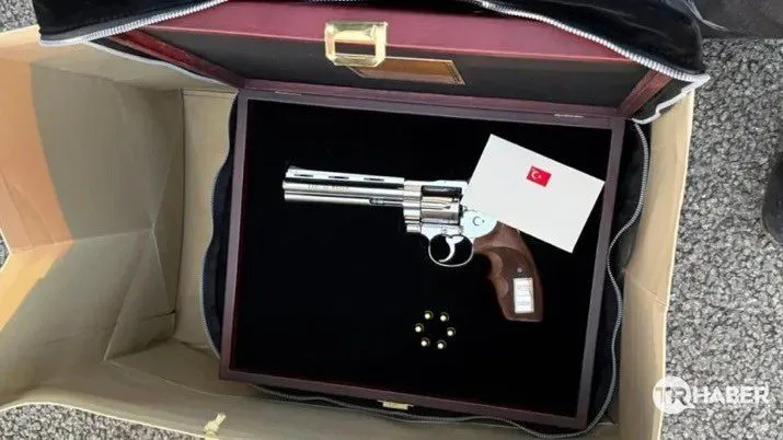 Un pistol Gumusay, cadou de la Erdogan pentru Nicușor Dan, în cadrul Summitului NATO de la Ankara