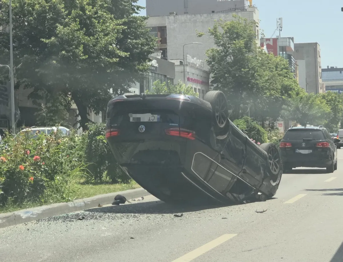 Accident pe bulevardul Mamaia. O mașină s-a răsturnat