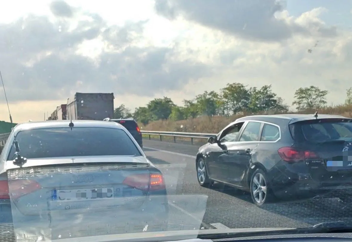 Mașină răsturnată pe Autostrada A2, la kilometrul 169. Intervin pompierii și un elicopter SMURD