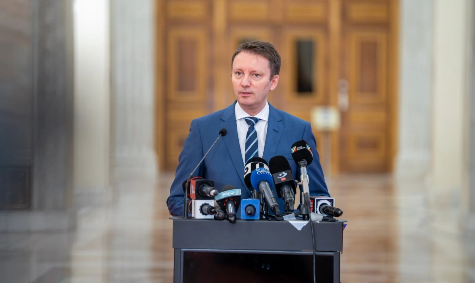 Parlamentul se reuneşte pentru votul de învestitură a Guvernului Siegfried Mureşan
