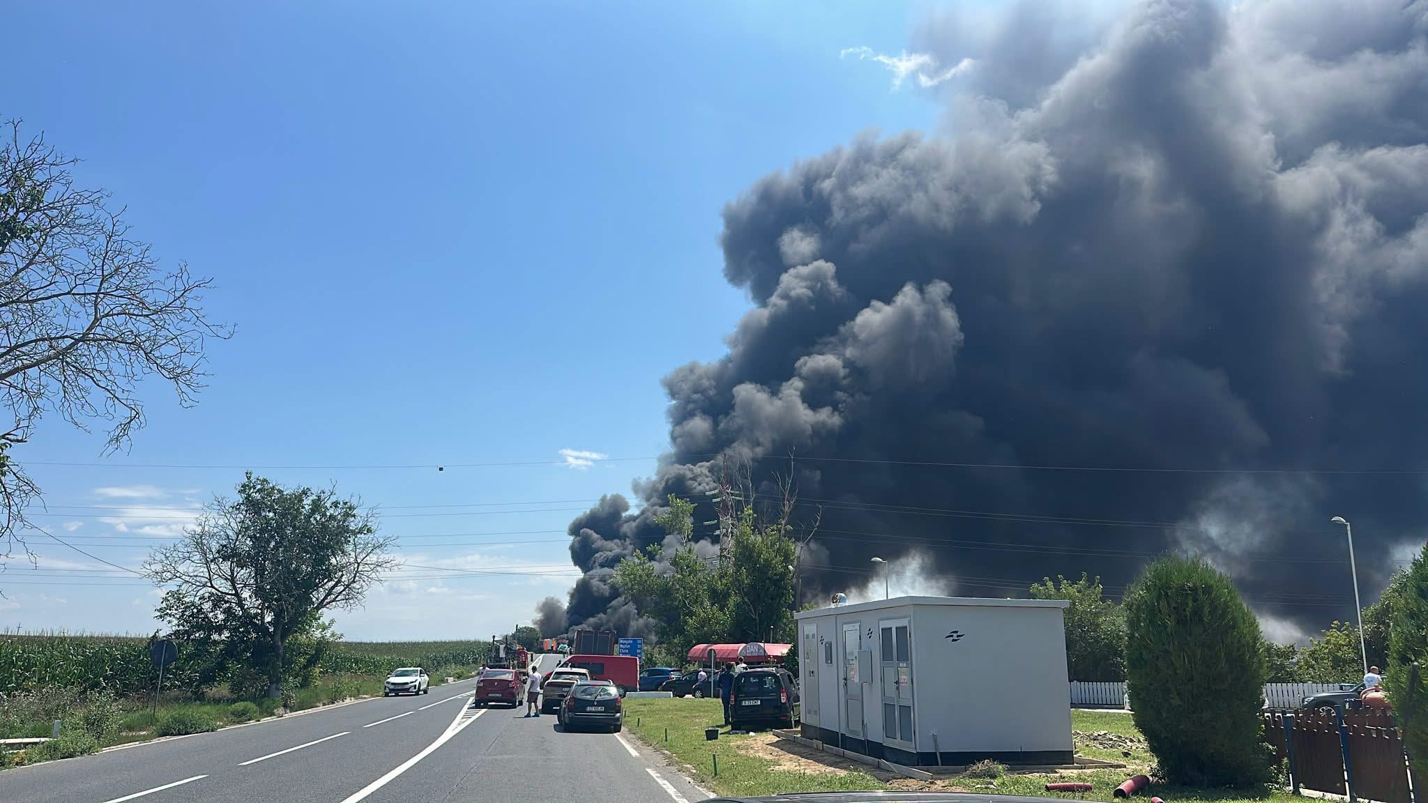 UPDATE: Accident urmat de incendiu la ieșire din Hârșova. Un utilaj agricol și o autocisternă s-au ciocnit – foto 2
