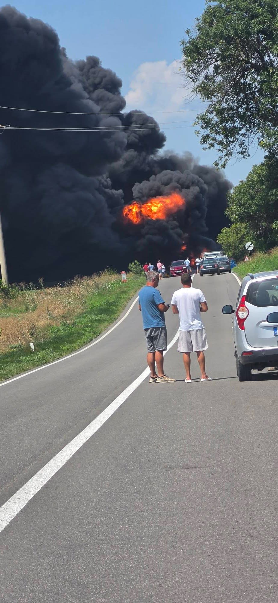 UPDATE: Accident urmat de incendiu la ieșire din Hârșova. Un utilaj agricol și o autocisternă s-au ciocnit – foto 3