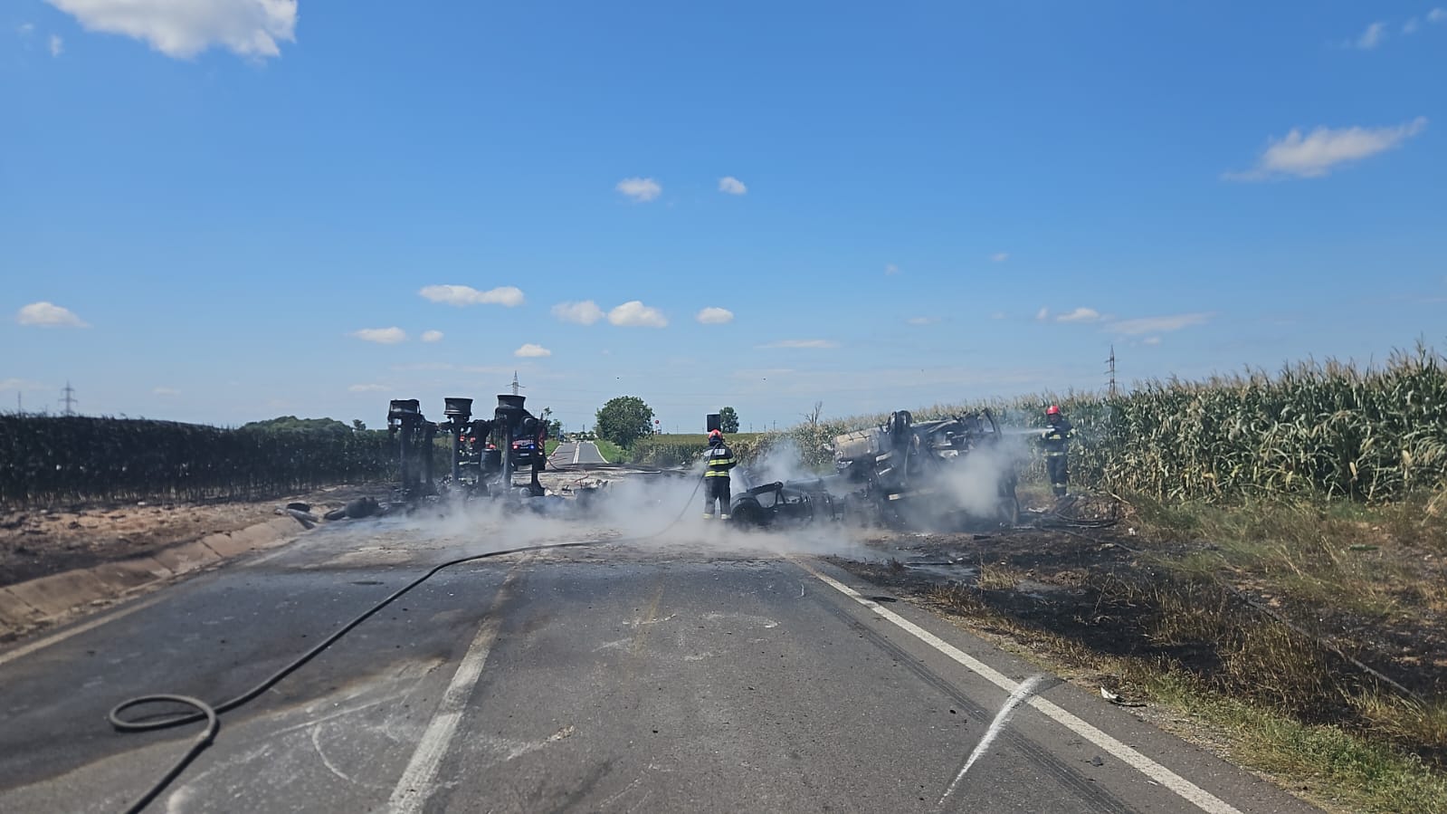 UPDATE: Accident urmat de incendiu la ieșire din Hârșova. Un utilaj agricol și o autocisternă s-au ciocnit – foto 4