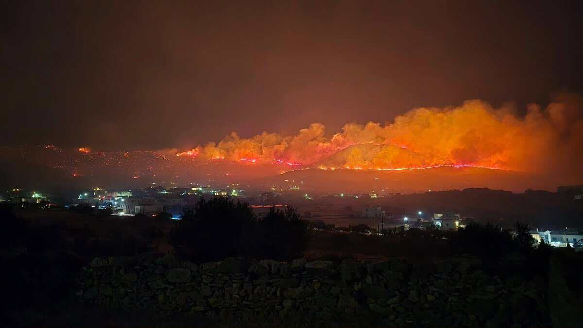 Evacuări în insula grecească Paros din cauza unui incendiu de vegetaţie – foto 2
