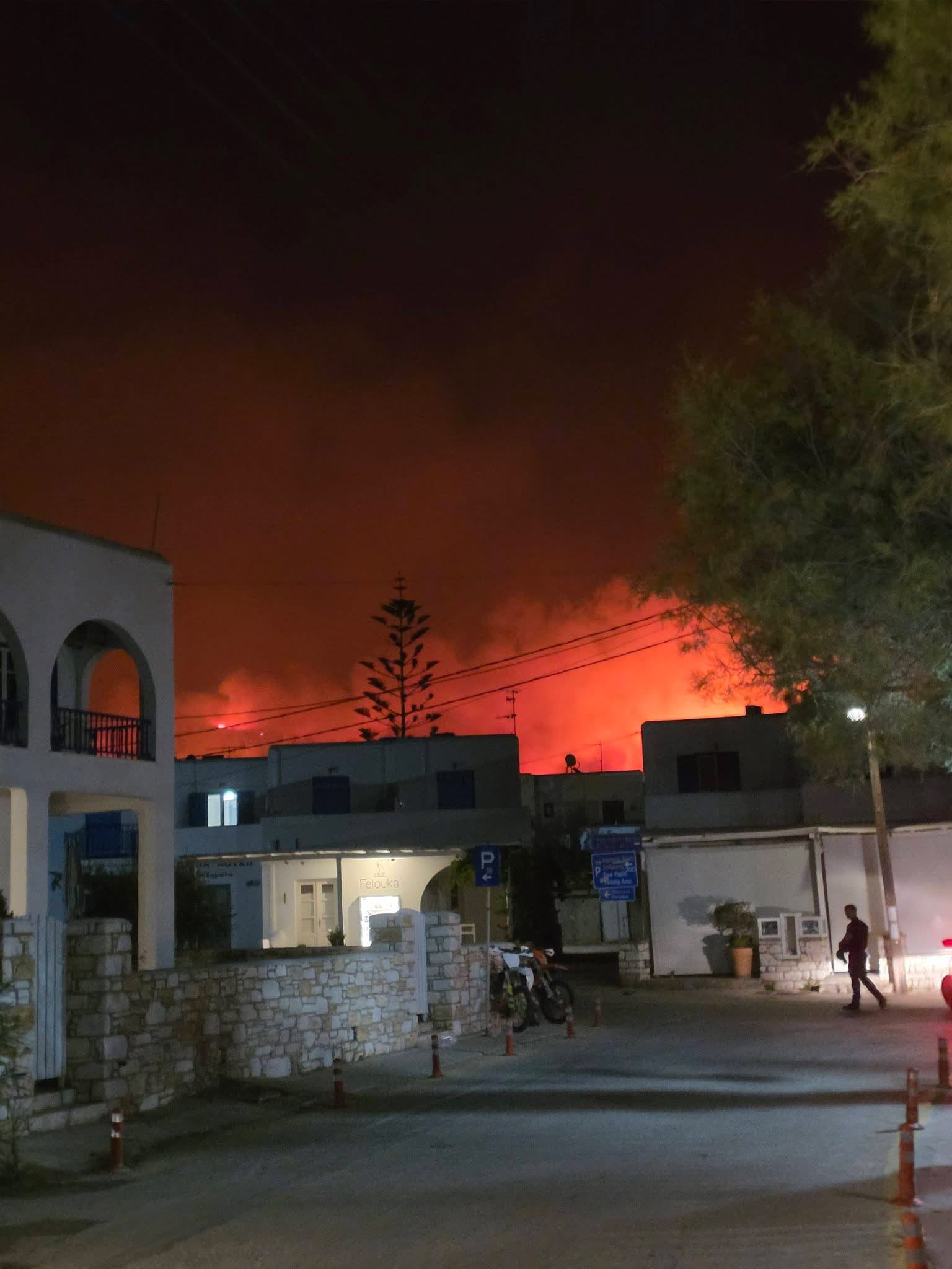 Evacuări în insula grecească Paros din cauza unui incendiu de vegetaţie – foto 3
