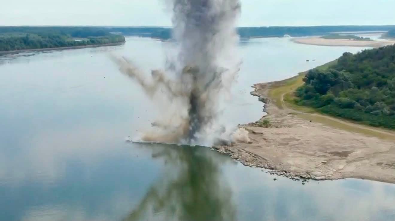 UPDATE: Explozie controlată la Izvoarele, pentru creșterea cursului Dunării spre Cernavodă. Stânca Pârjoala, distrusă – foto 4