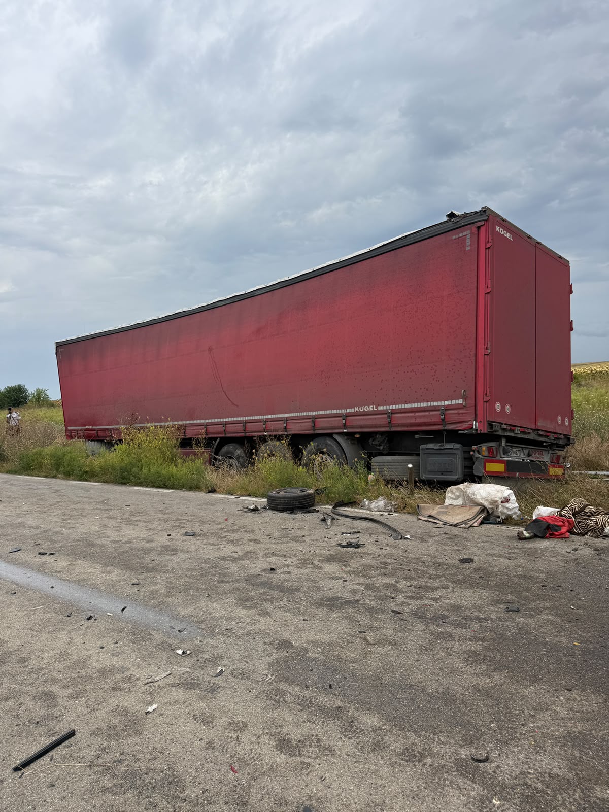 Impact mortal la ieșire din Ciocârlia. Două tiruri și un autoturism, implicate în accident – foto 4