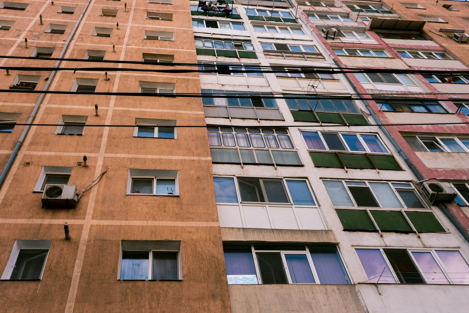 Eurostat: Peste 60% din tinerii români trăiesc în locuinţe supraaglomerate