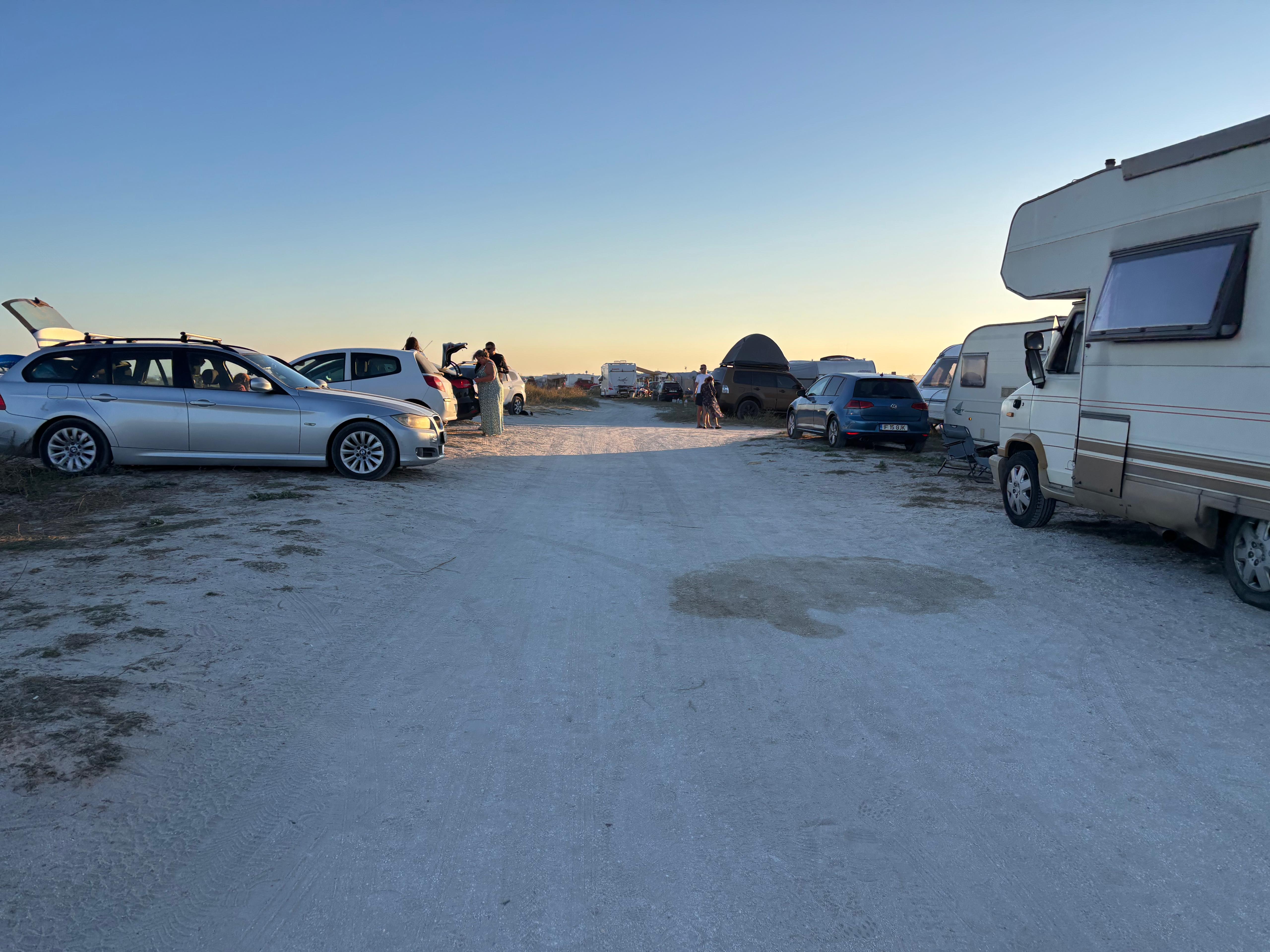 Plaja de la Vadu - de la locul sălbatic la... "orașul" pe roți – foto 4
