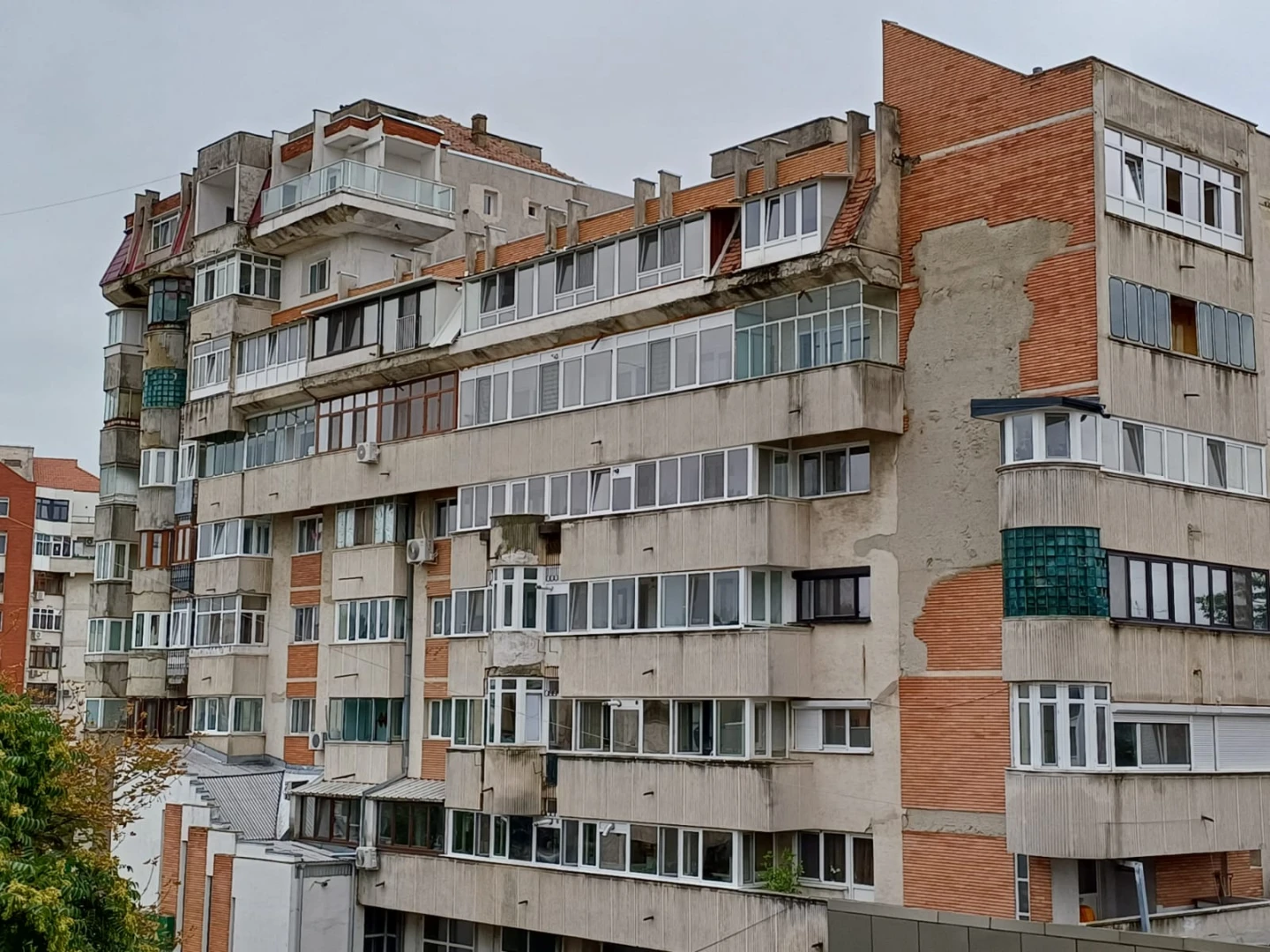 Balcoanele închise fără autorizație trebuie aduse în legalitate. Proprietarii riscă amenzi, avertizează ministrul Dezvoltării