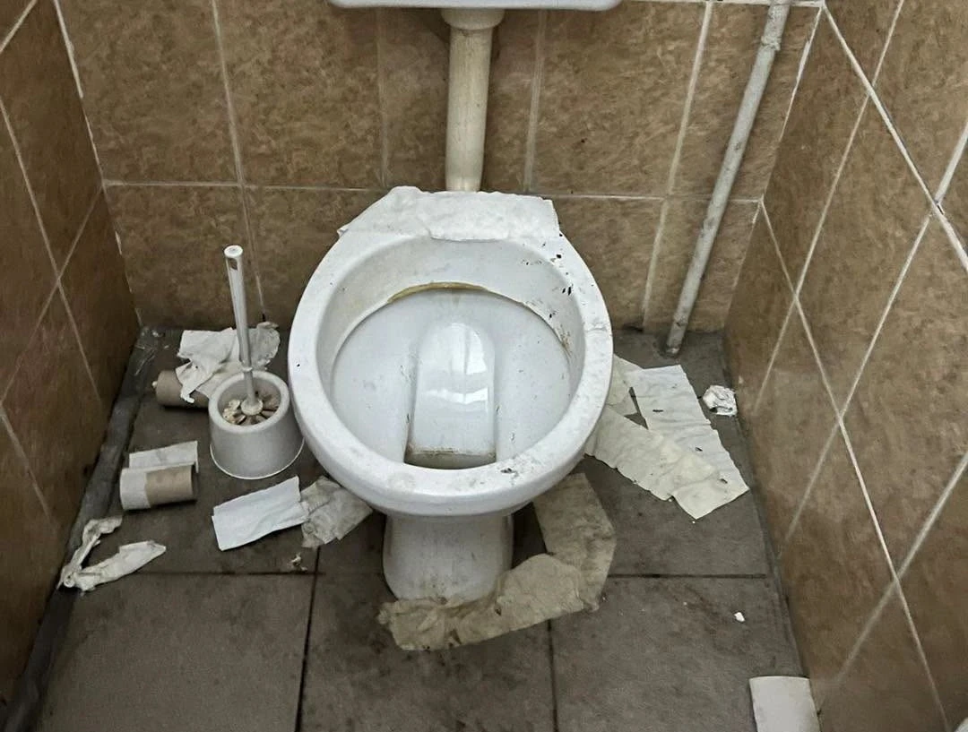 Mizeria din toaletele Poliției: între nepăsarea conducerii și responsabilitatea celor care le folosesc