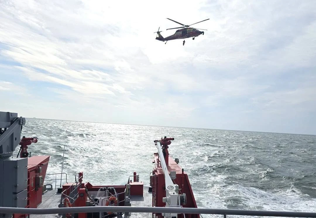 Căutările persoanelor dispărute în Marea Neagră au fost reluate. Cinci marinari au fost salvați de pe nava avariată