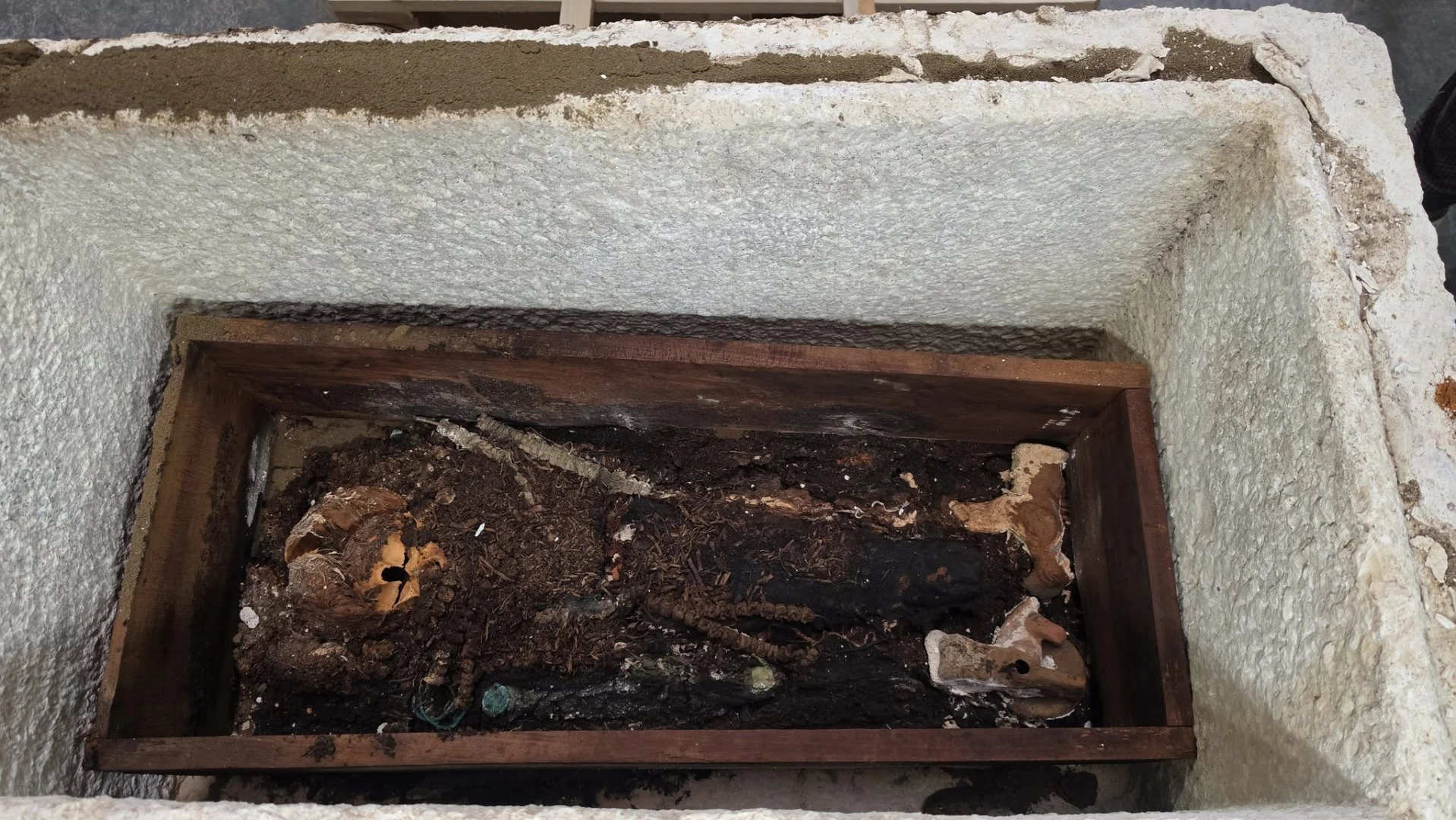 Noi detalii privind sarcofagul de epocă romană descoperit la Constanța (FOTO) – foto 3