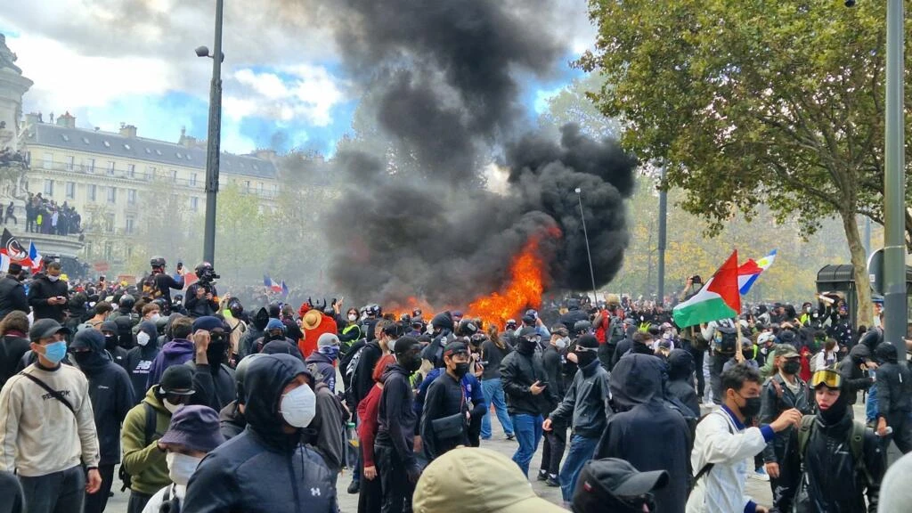Aproape 1.000 de persoane, arestate în Franța după proteste la care au participat peste 400.000 de oameni