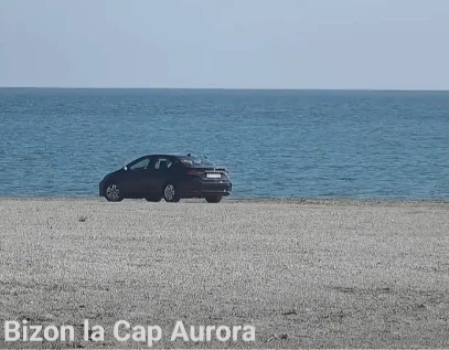 Autoturism surprins pe plajă, aproape de mare, la Cap Aurora