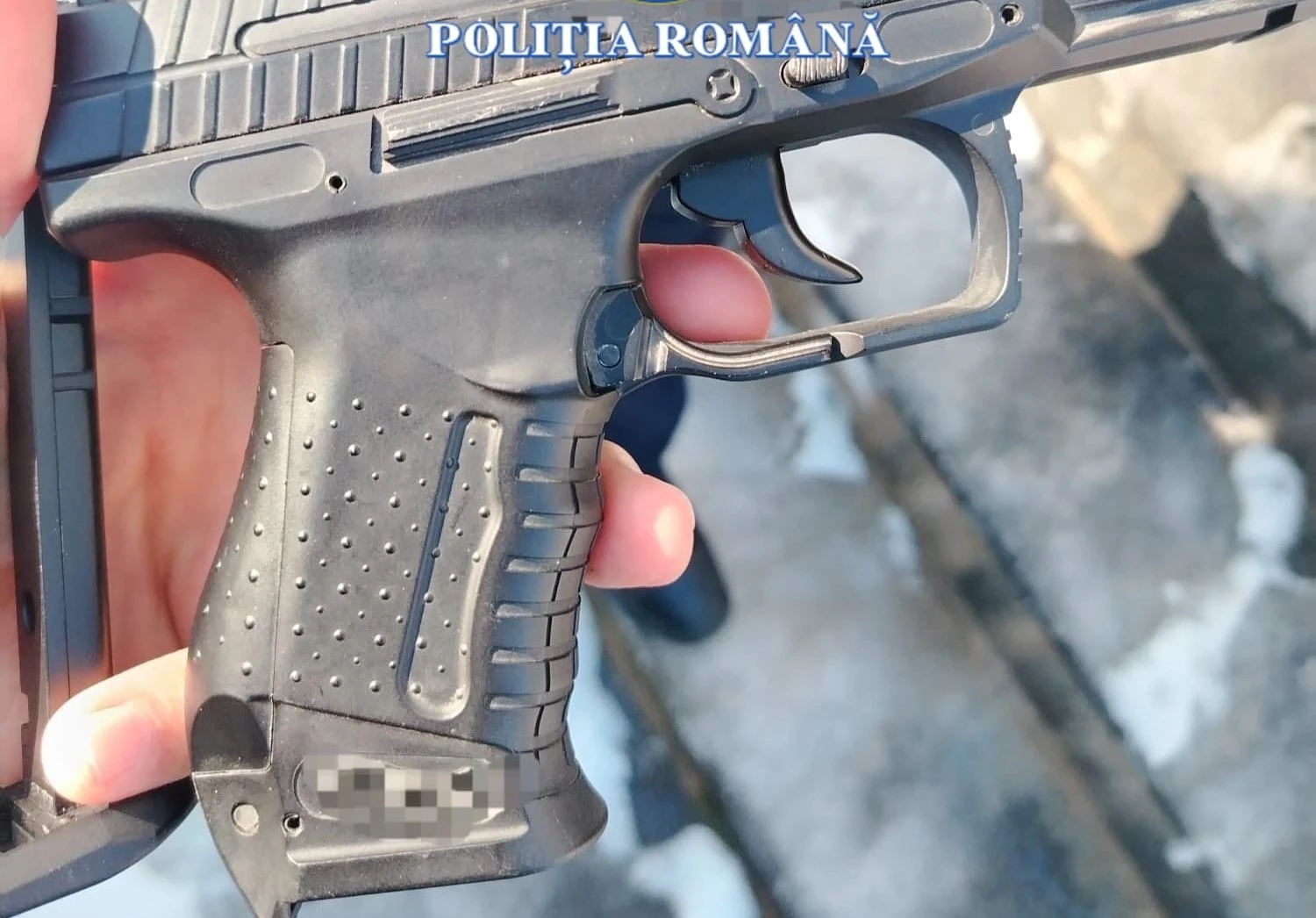 Un bărbat a intrat cu o armă airsoft și o grenadă de joc în sediul Poliției din Alba Iulia și i-a cerut unui agent să îl împuște