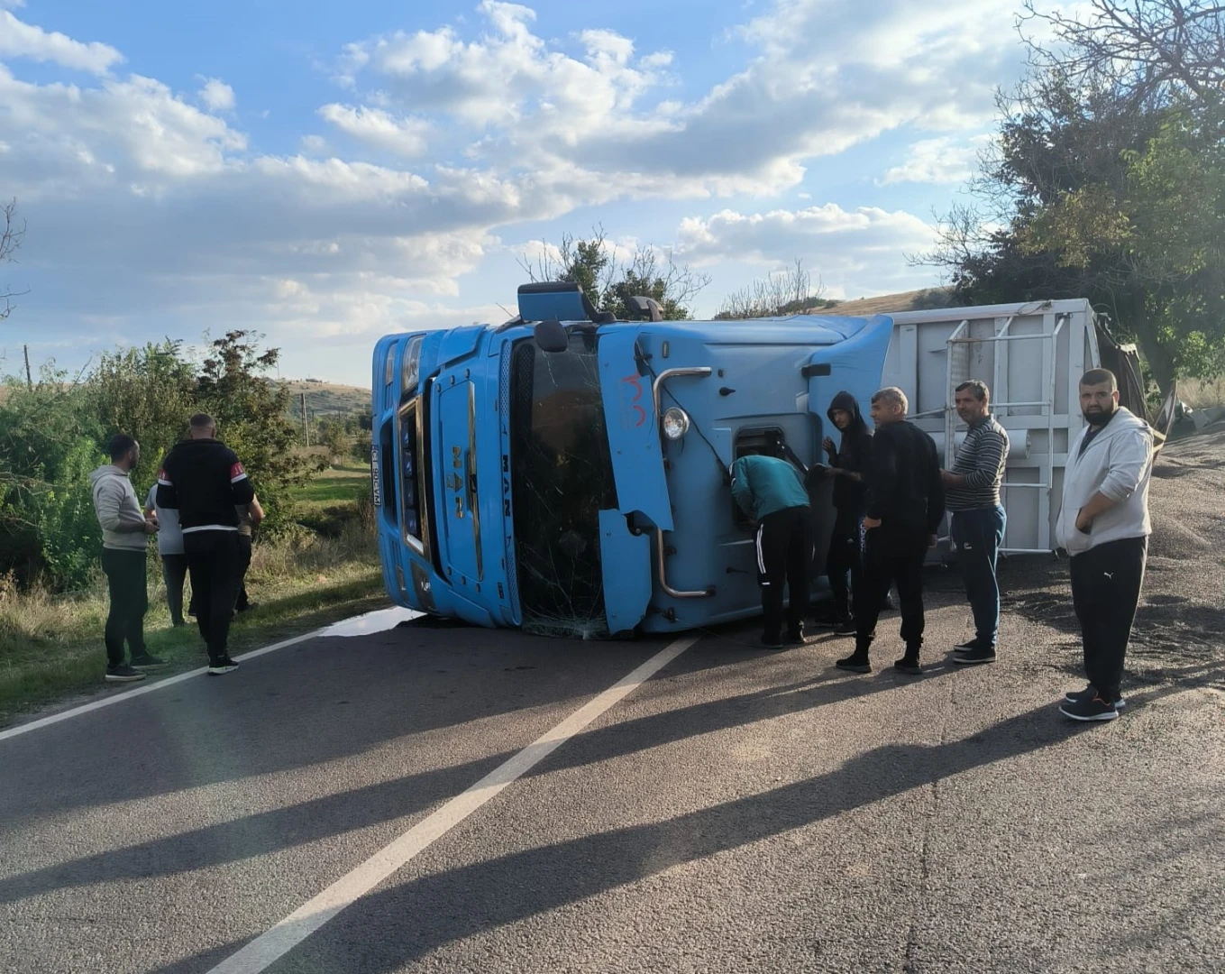 Autocamion încărcat cu floarea-soarelui, răsturnat la ieșirea din Negureni