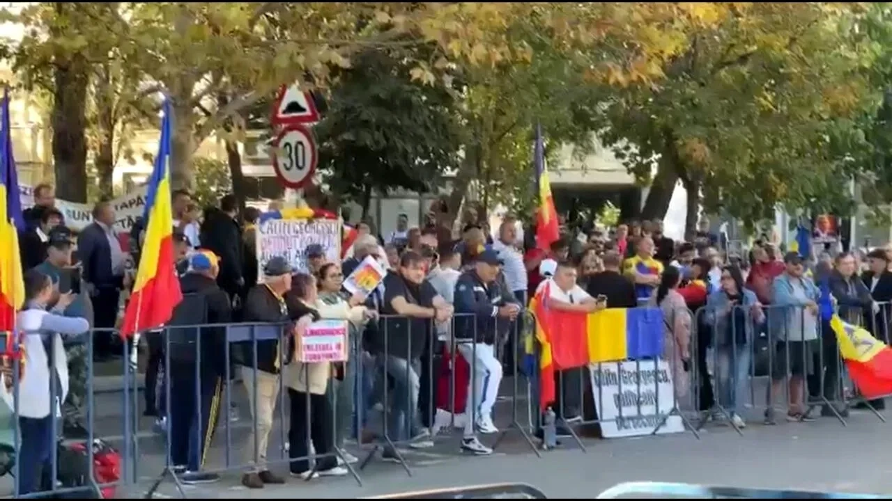 Aproape 100 de sancţiuni şi 4 dosare penale pentru susţinătorii lui Georgescu din zona Arestului Central