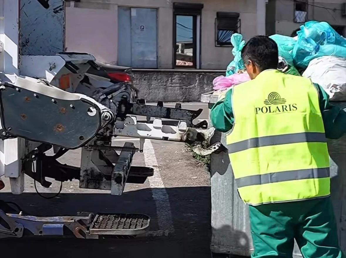 Problemele tehnice la ecoinsulele inteligente din Constanța, în curs de soluționare. Polaris intervine zilnic pentru curățarea platformelor de colectare