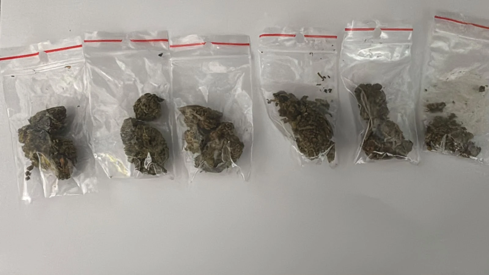 Tânăr din Medgidia prins cu șase pliculețe cu substanță vegetală asupra lui