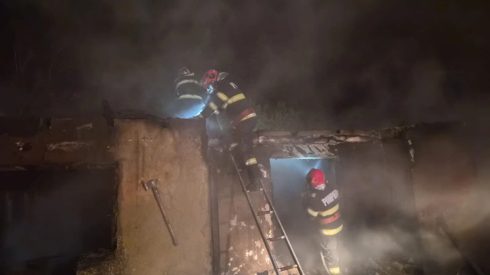Incendiu la o casă din Ostrov, județul Tulcea. O femeie a reușit să iasă la timp din locuință