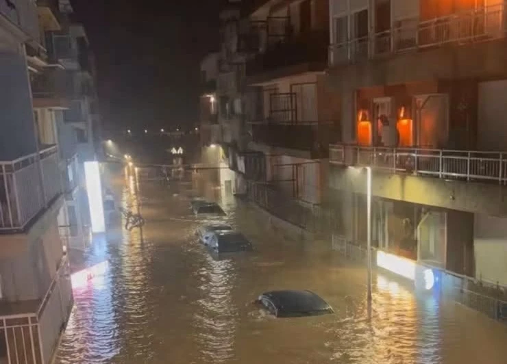 Spania, lovită de ploi torențiale și inundații. Turiști blocați și zboruri anulate