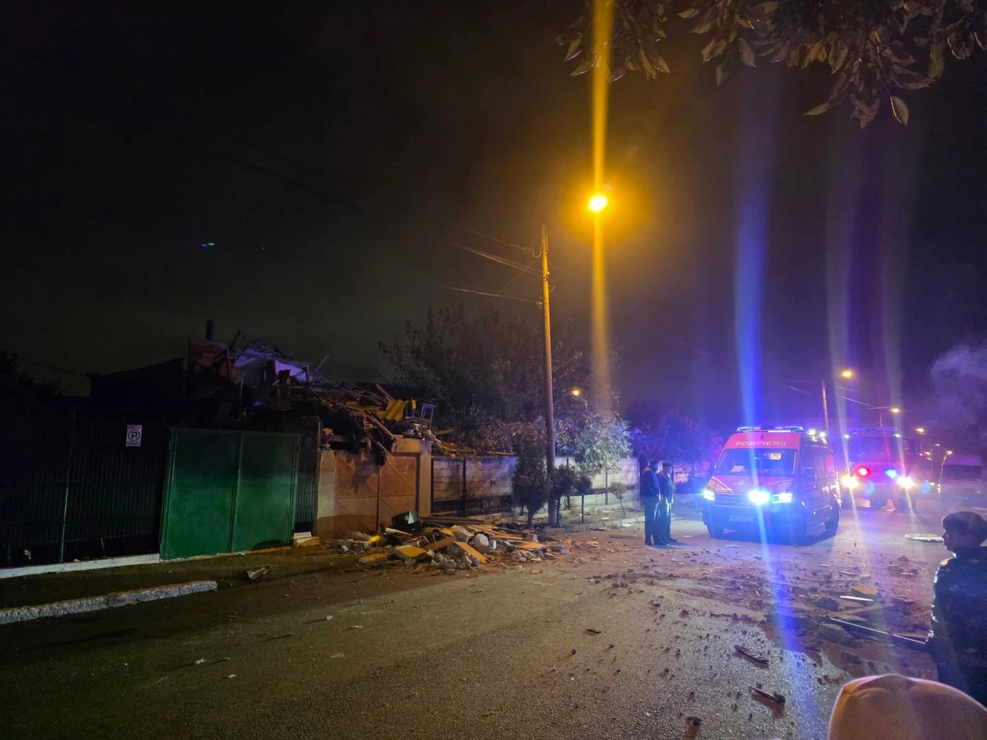Explozie la o casă, în Constanța. Un bărbat, transportat la spital